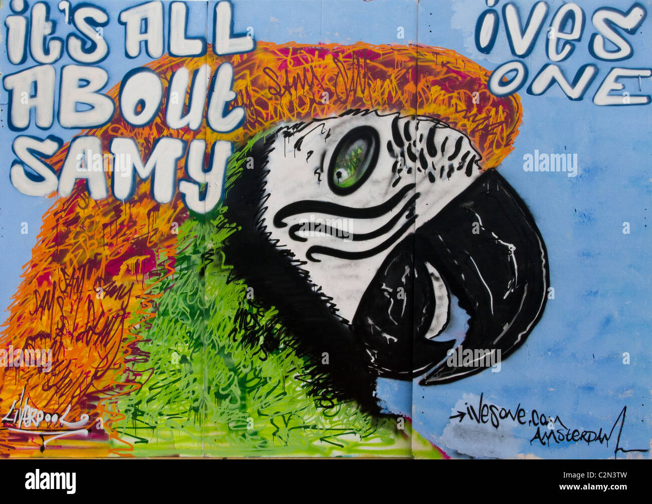 Ivesone oder IVES ONE beim Graffiti Fest. Papageienvögel Sprühbild des Kopfes auf der Legal Art Wand am Southport Pleasure Beach, Merseyside, Großbritannien Stockfoto