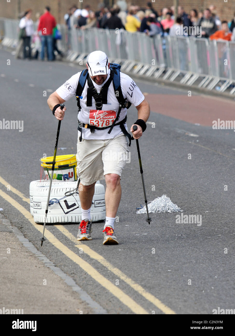 Charity-Marathon-Läufer beim Virgin London Marathon 2011 Stockfoto
