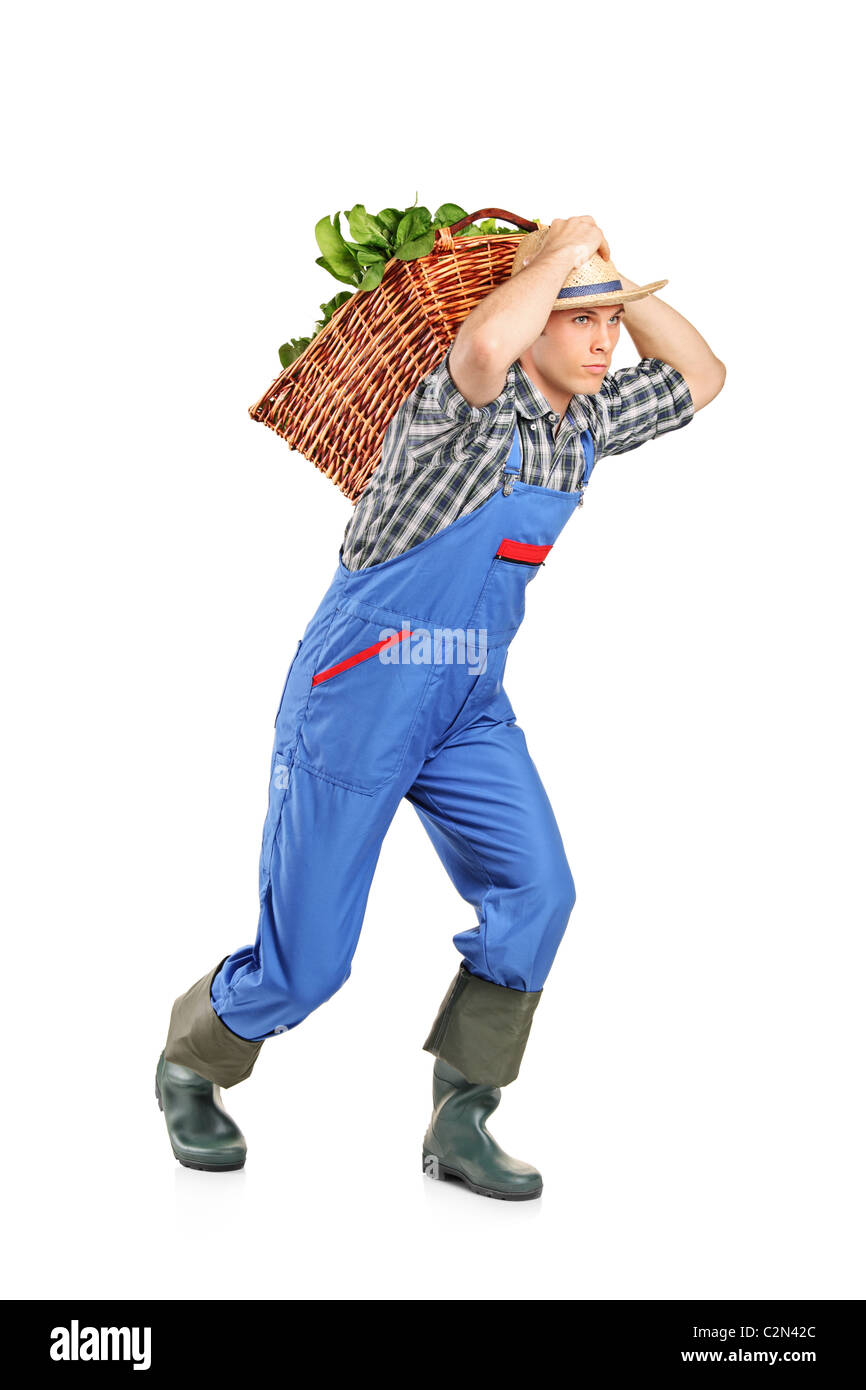 Landwirt ein Korb voll mit Gemüse auf dem Rücken Stockfoto