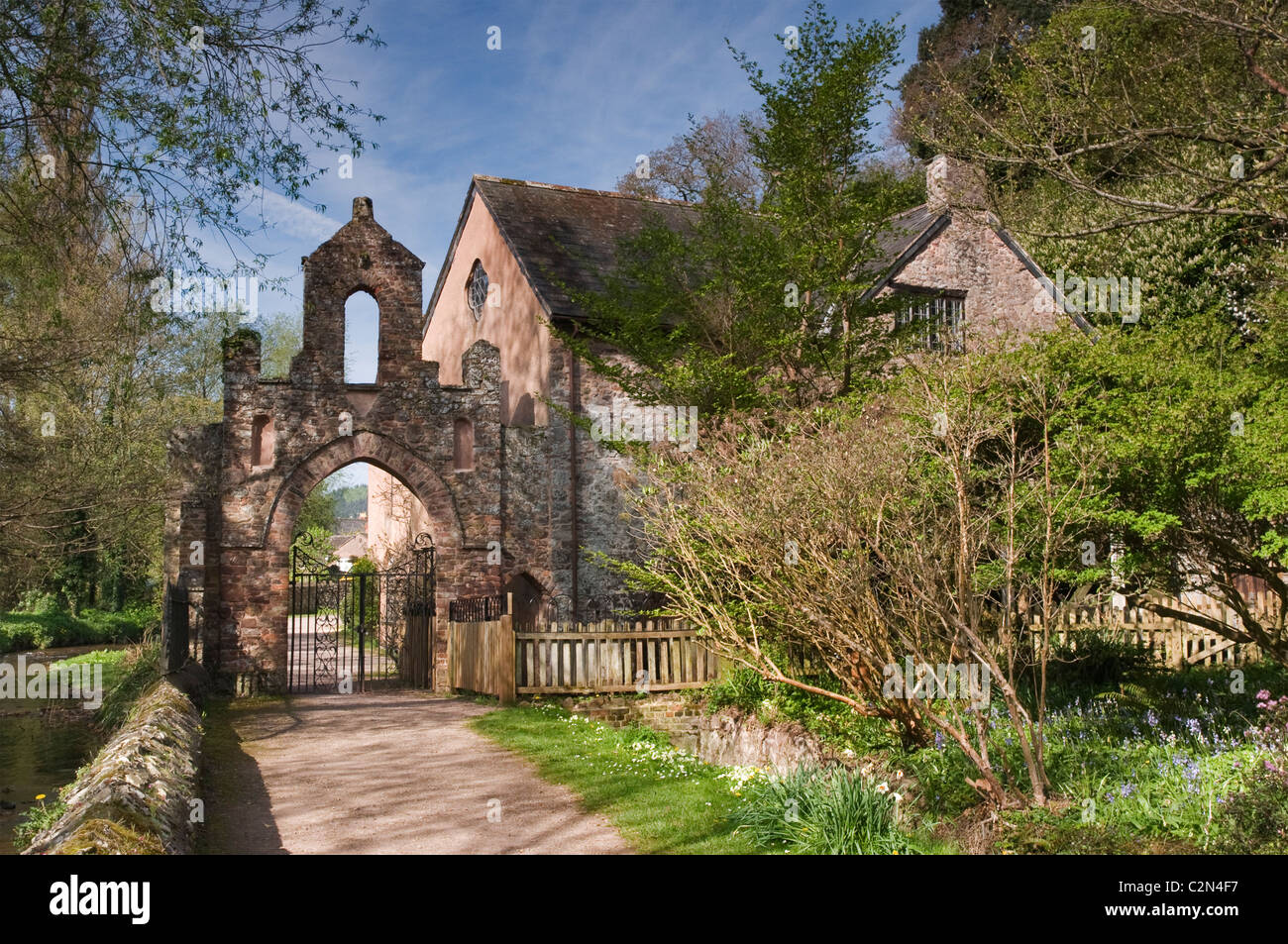 Dunster Wassermühle im Frühjahr, Dunster, Somerset, England, April 2011. Stockfoto