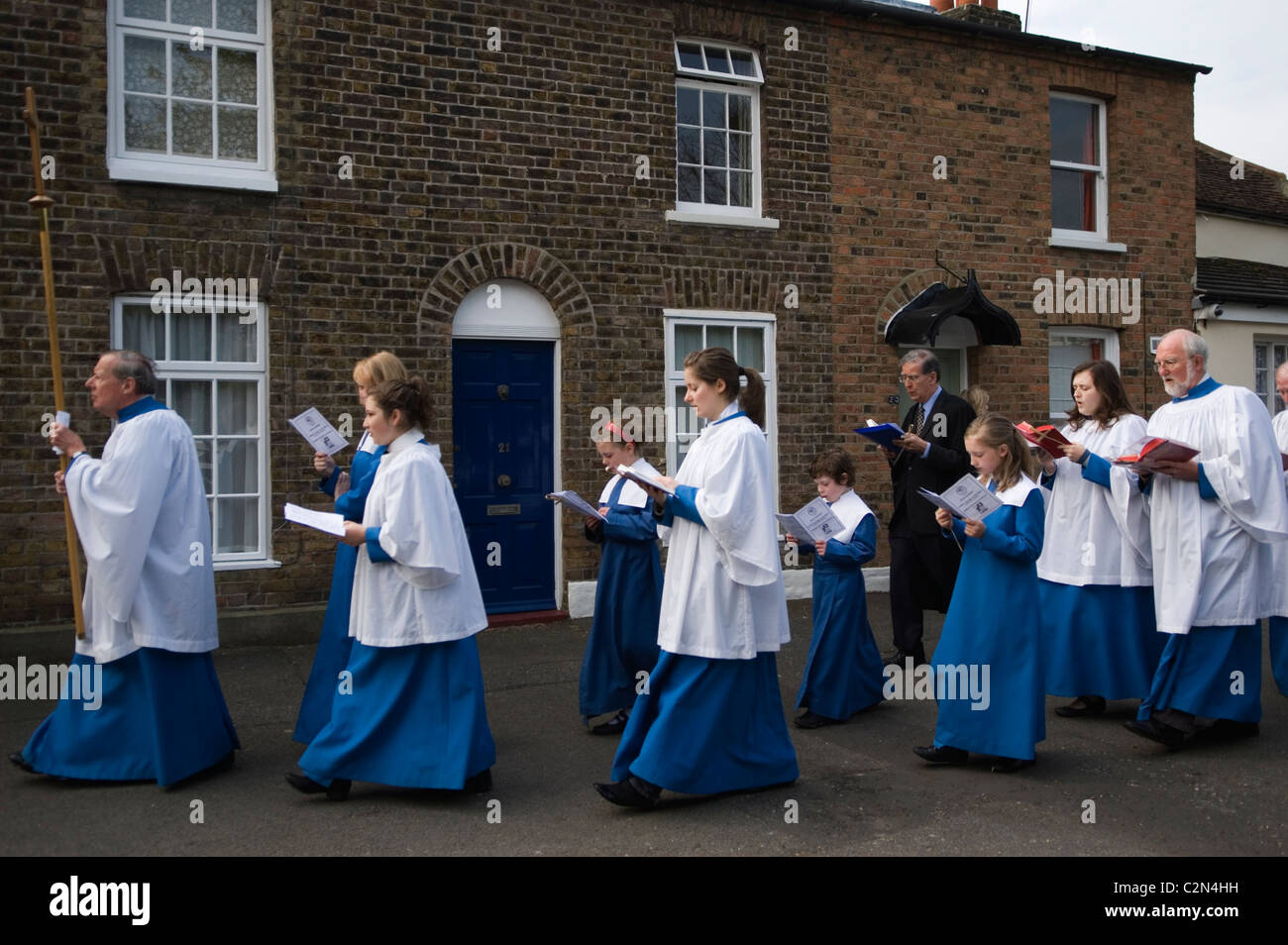 Junge Erwachsene Chormitglieder bei einer Palm Sunday Prozession singen, während sie zurück nach St. Mary the Virgin, Church of England, Merton, South London 2010er 2011 UK gehen. HOMER SYKES Stockfoto