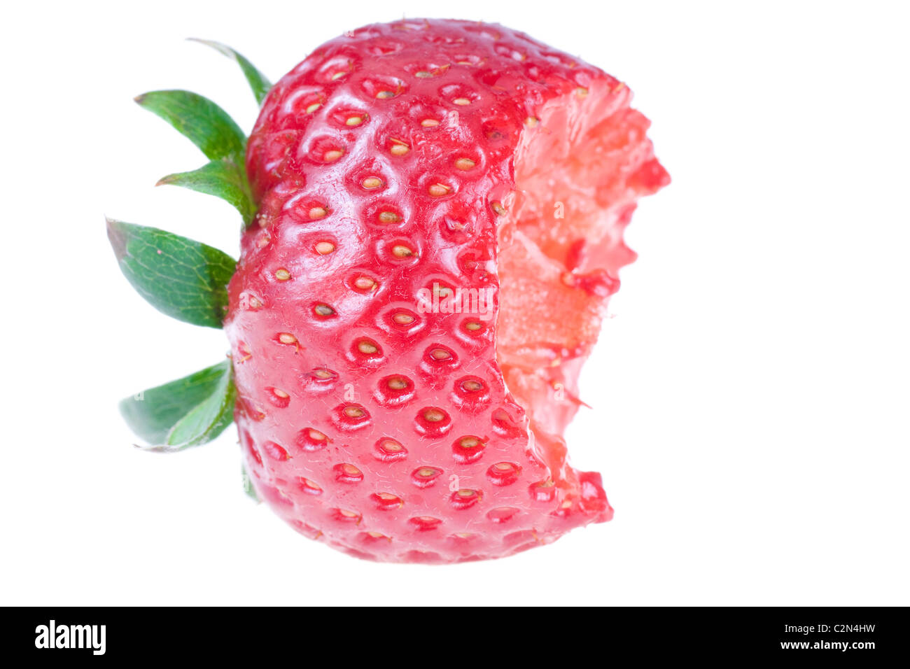 Erdbeere gebissen, isoliert auf weiss Stockfoto