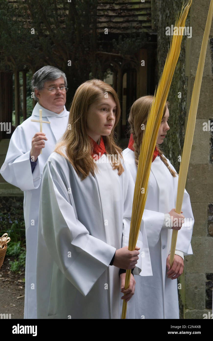 Palmensonntagsprozession Chormitglieder halten, Palmen in Prozession tragen. St. Mary the Virgin, Church of England, Merton, South London 2010er Jahre 2011 UK. HOMER SYKES Stockfoto