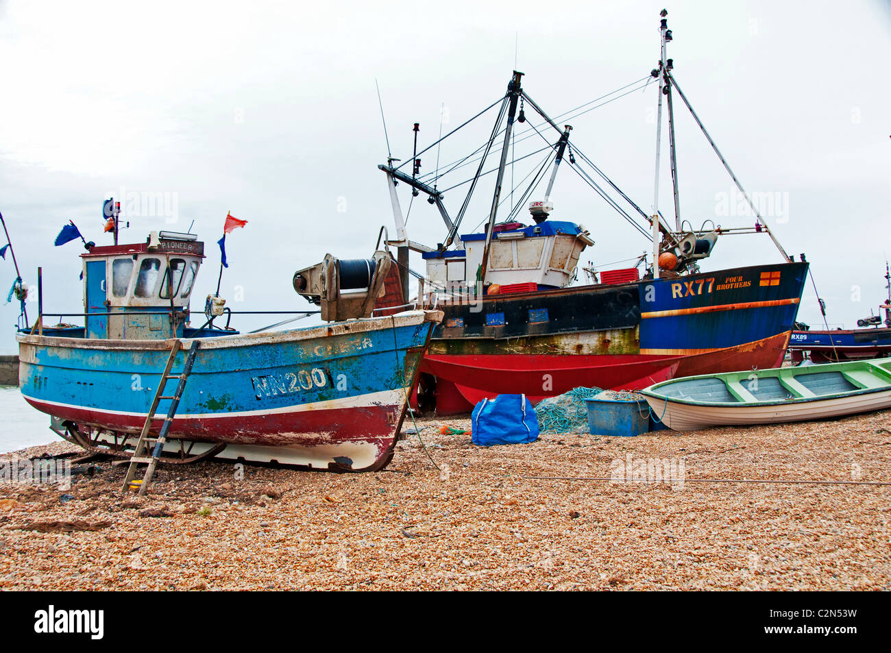 Fischerboote im Hafen von Hastings; Fischerboote Im Hafen von Hastings Stockfoto