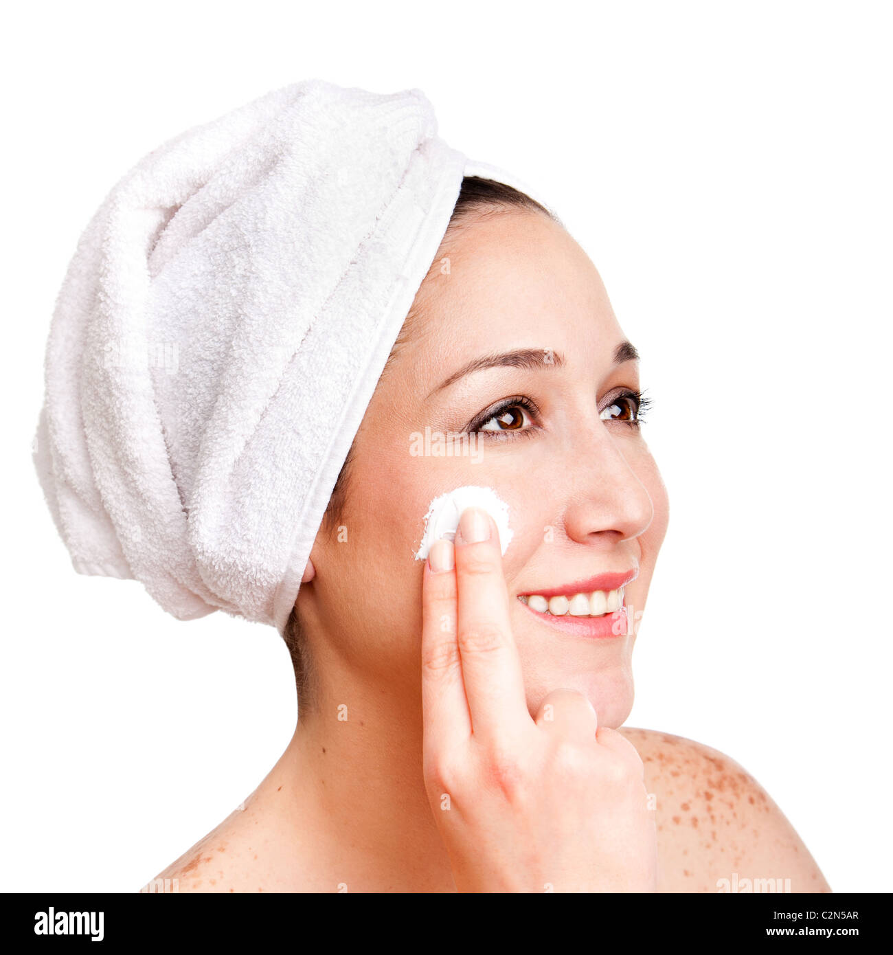 Schöne glücklich lächelnde Frau Gesicht auftragen Peeling Creme als Anti-Aging-Hautpflege-Behandlung im Spa, isoliert. Stockfoto