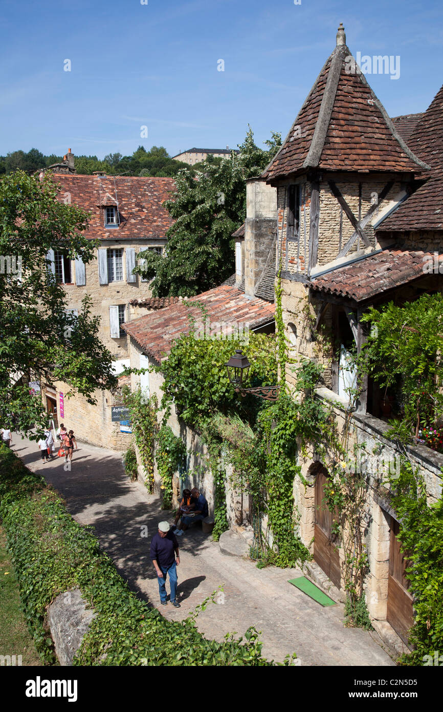 Menschen in der Straße mit mittelalterlichen Gebäuden Sarlat la Caneda Dordogne Frankreich Stockfoto