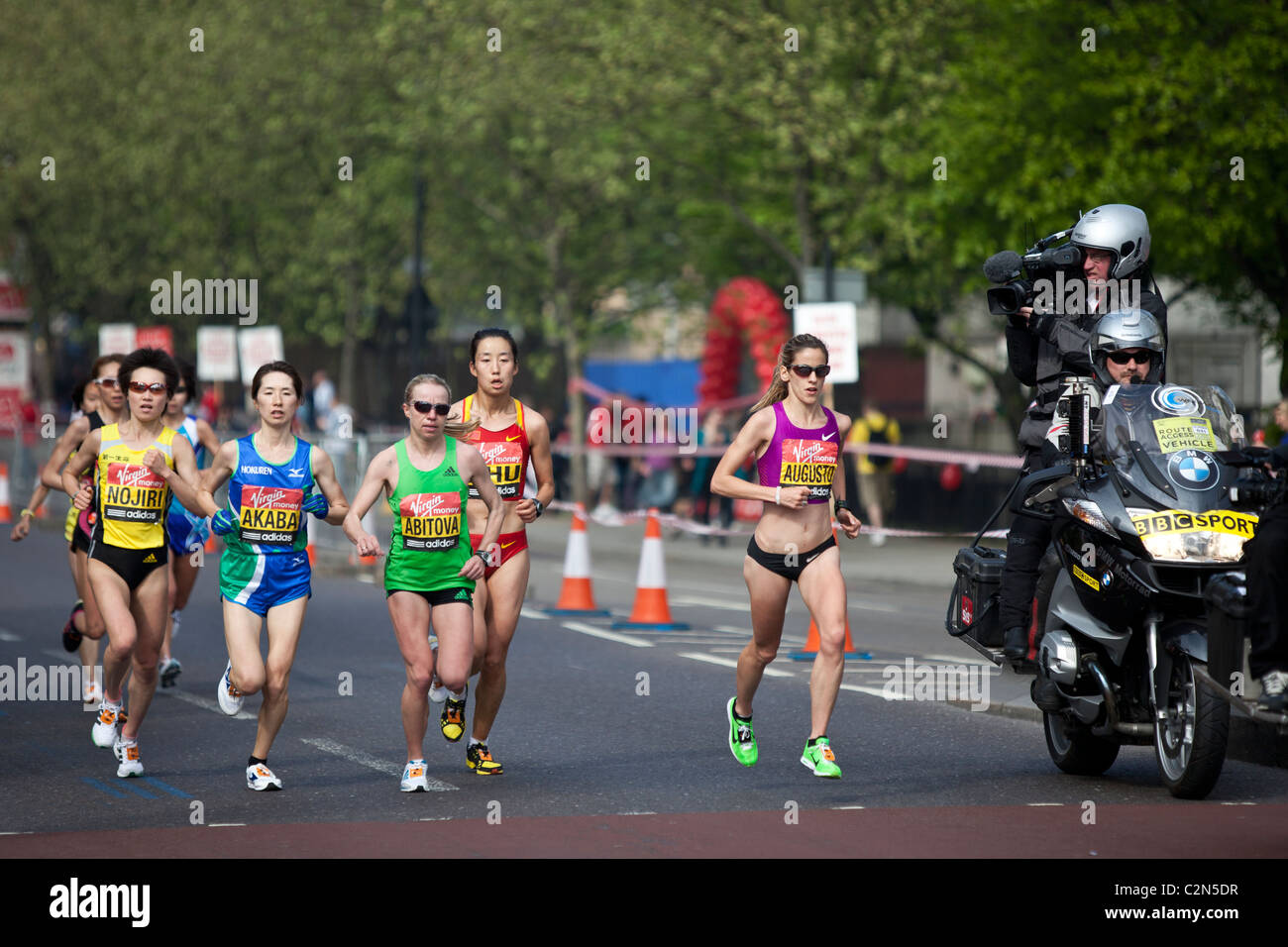 Fernsehkameras folgen Elite Frauen Läufer während The Virgin London Marathon 2011. Stockfoto