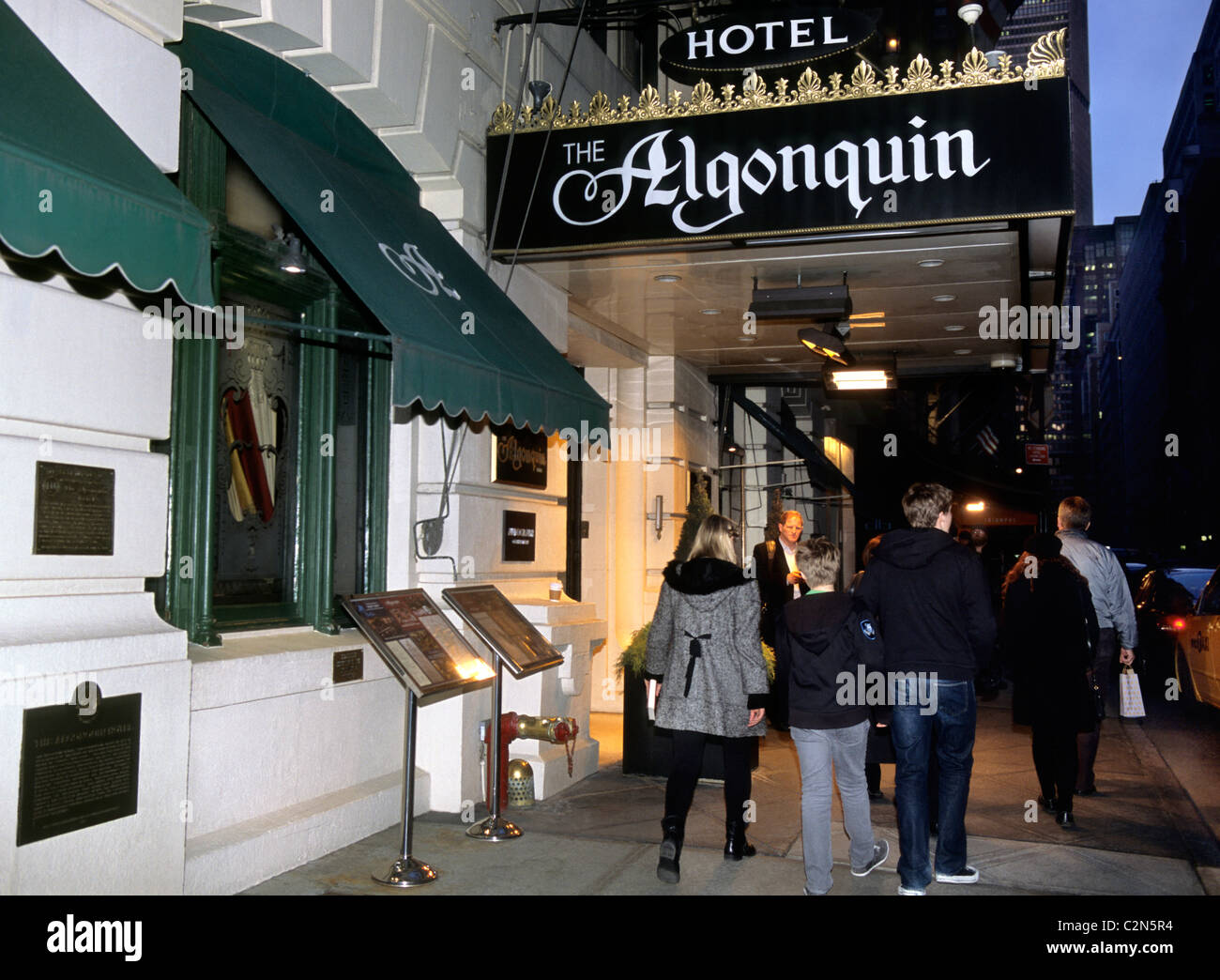 New York City den Algonquin Hotel Exterior Straßenszene NYC USA Stockfoto