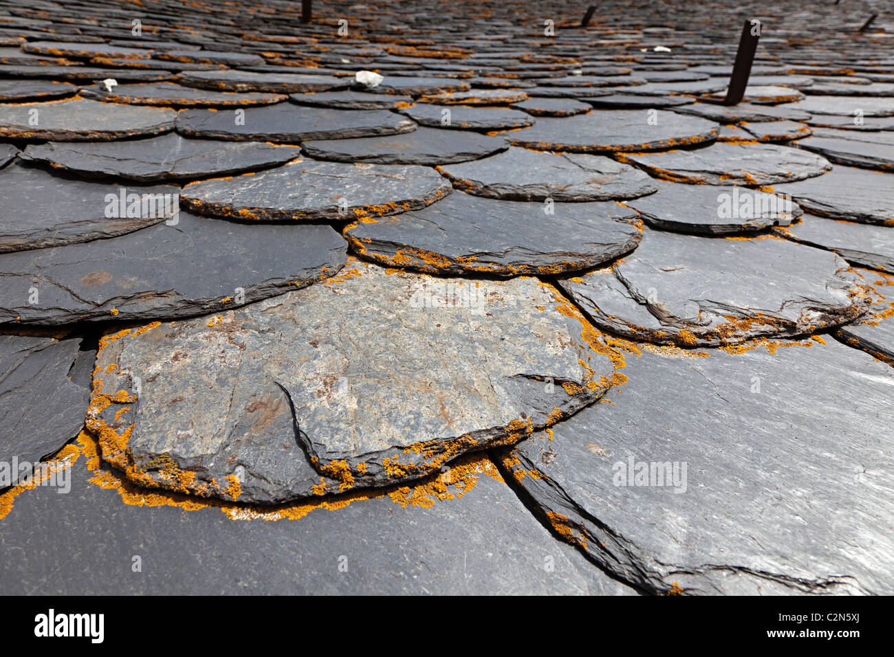 Stein Fliesen auf Dach Llortes Andorra Stockfoto