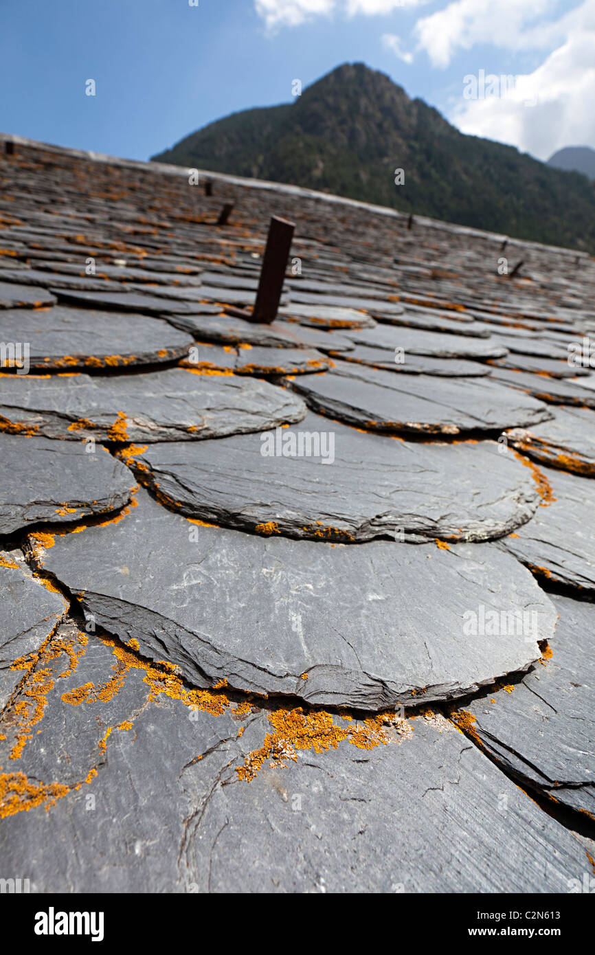 Stein Fliesen auf Dach Llortes Andorra Stockfoto