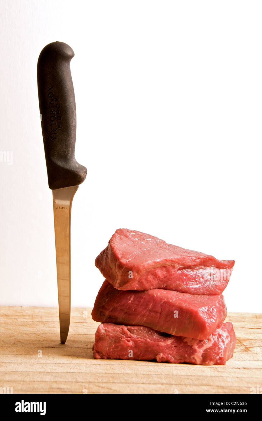Drei gestapelt Roastbeef Steaks mit einem Messer neben ihnen. Stockfoto