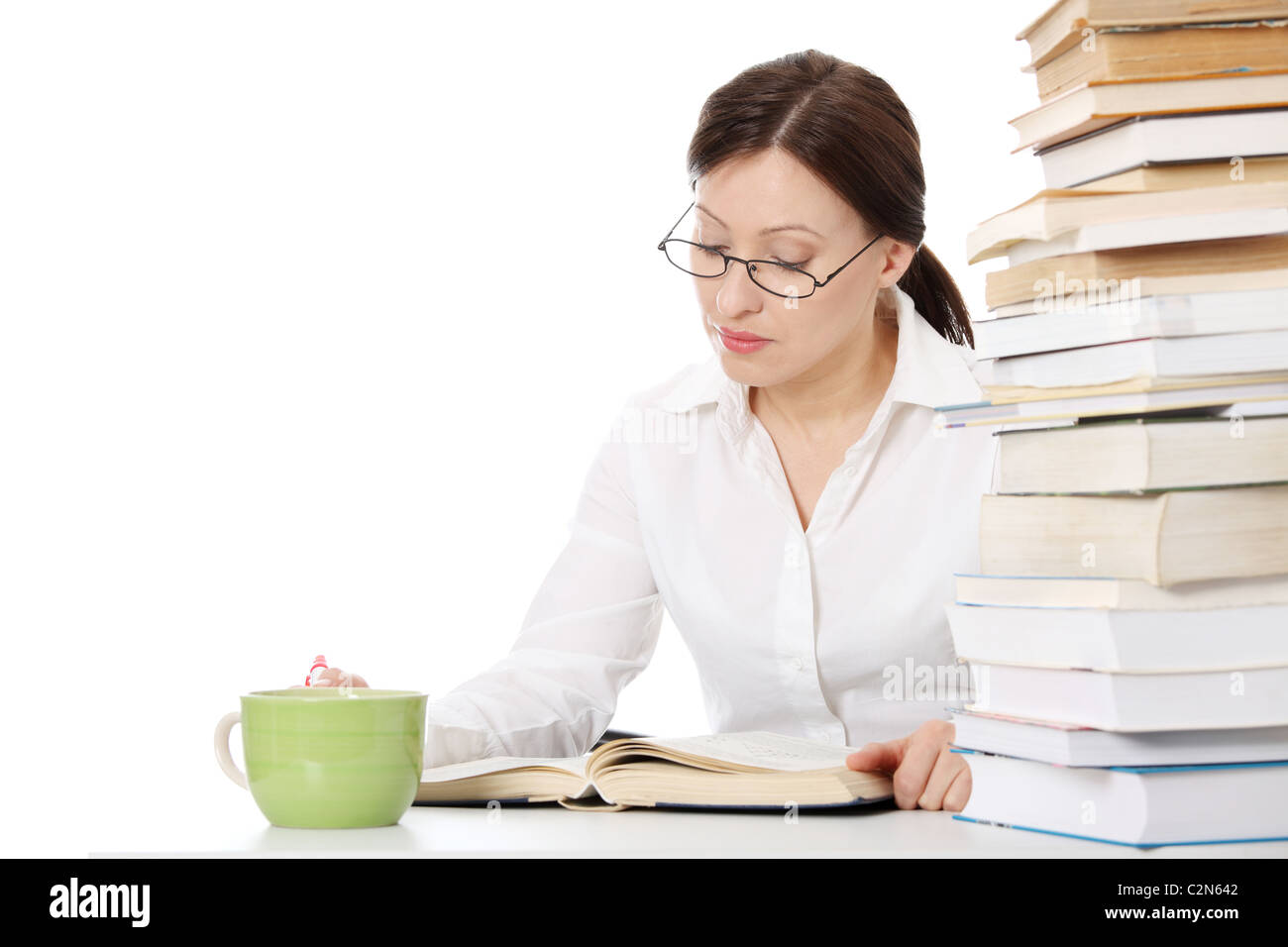 Erwachsener Schüler Frau lernt am Schreibtisch Stockfoto