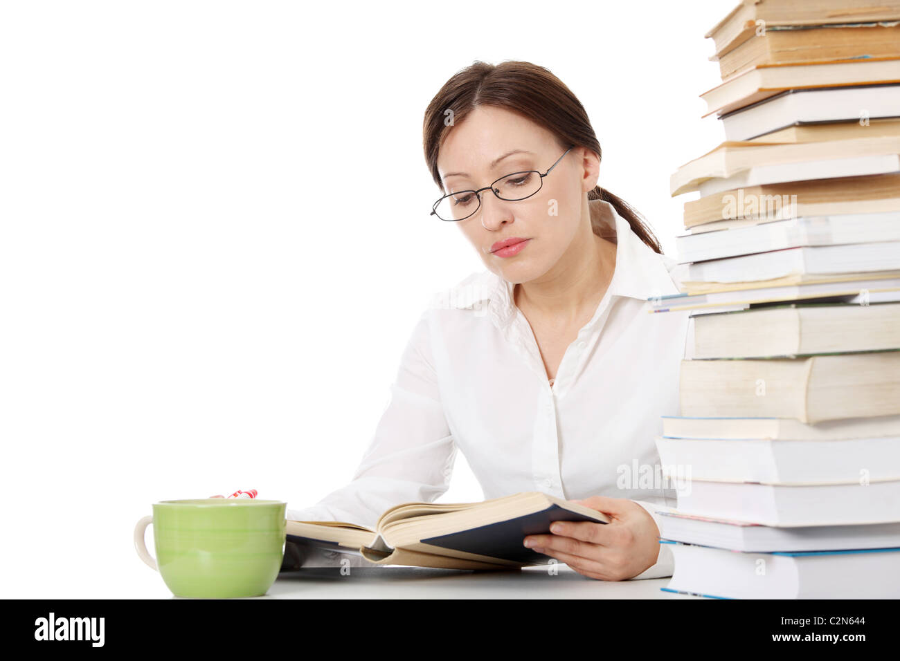 Erwachsener Schüler Frau lernt am Schreibtisch Stockfoto