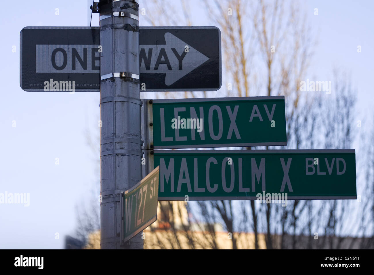 ONE WAY Zeichen an der Ecke West 127. Straße in Harlem, New York City und Lenox Avenue (Malcolm X Blvd). Stockfoto
