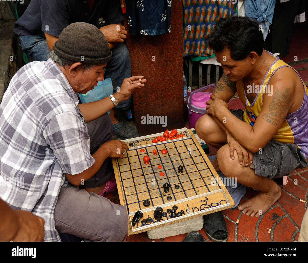 thailändische chinesische Männer spielen Chinese Checkers (Dame), Yaowarat Road, Chinatown, Bangkok, Thailand Stockfoto