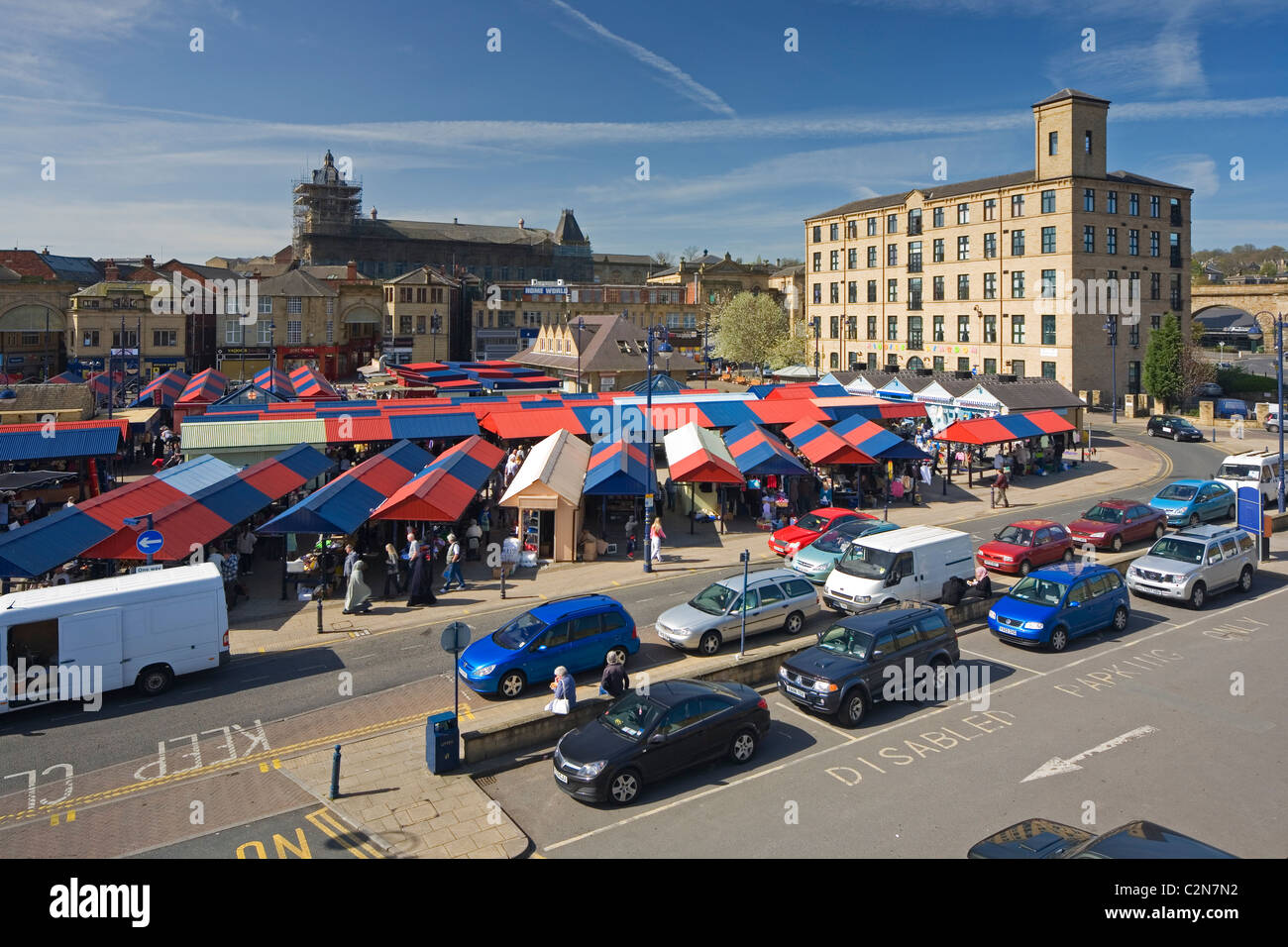 Blick auf Dewsbury mit Blick auf den belebten Open-Air-Markt, Dewsbury, West Yorkshire, Großbritannien Stockfoto