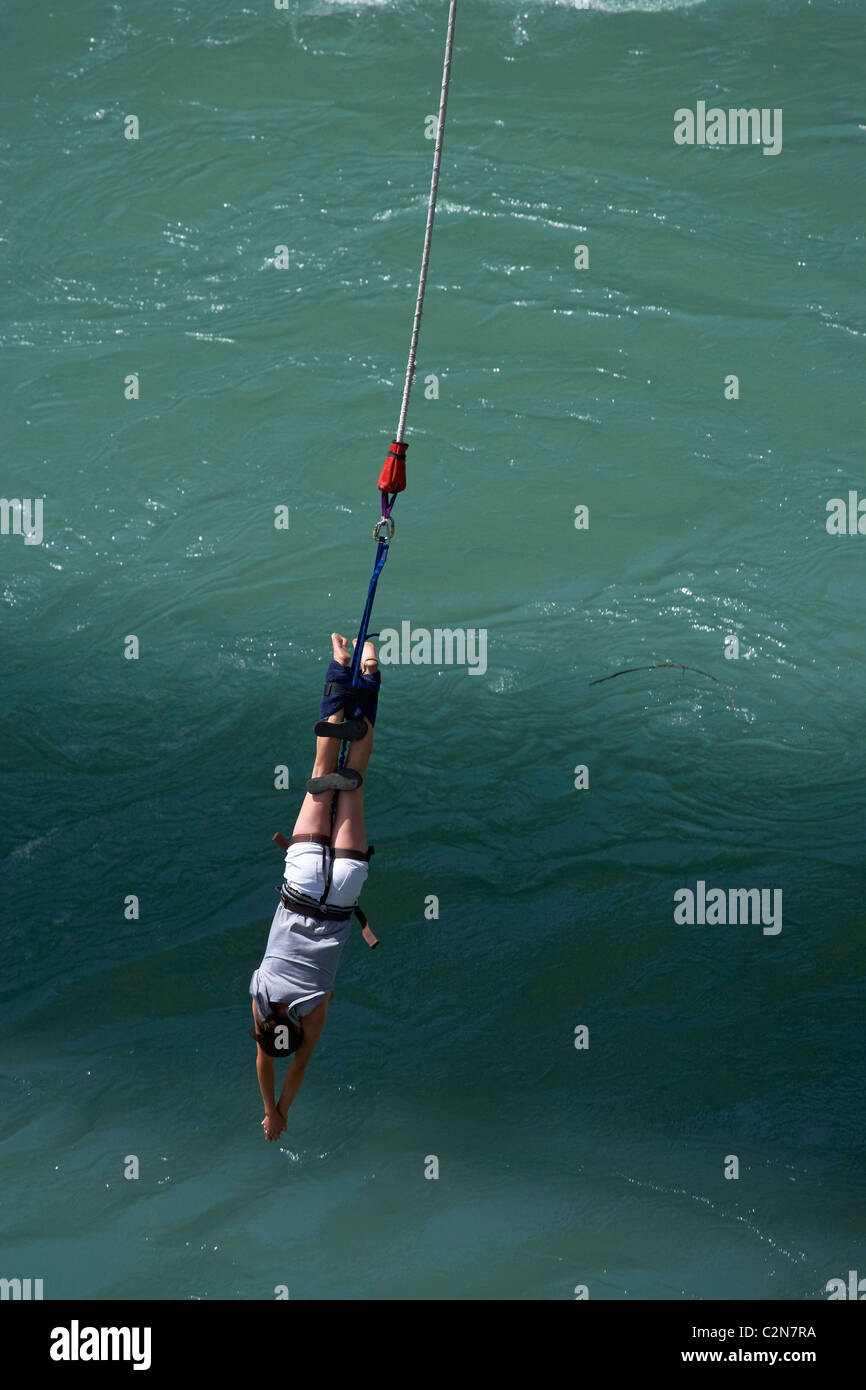 Bungy Jumping von historischen Kawarau Bridge, Kawarau River, Kawarau Gorge, Southern Lakes District, Südinsel, Neuseeland Stockfoto