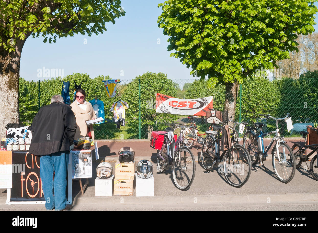 Fahrräder und Zubehör zum Verkauf an Straßenmarkt - Frankreich. Stockfoto