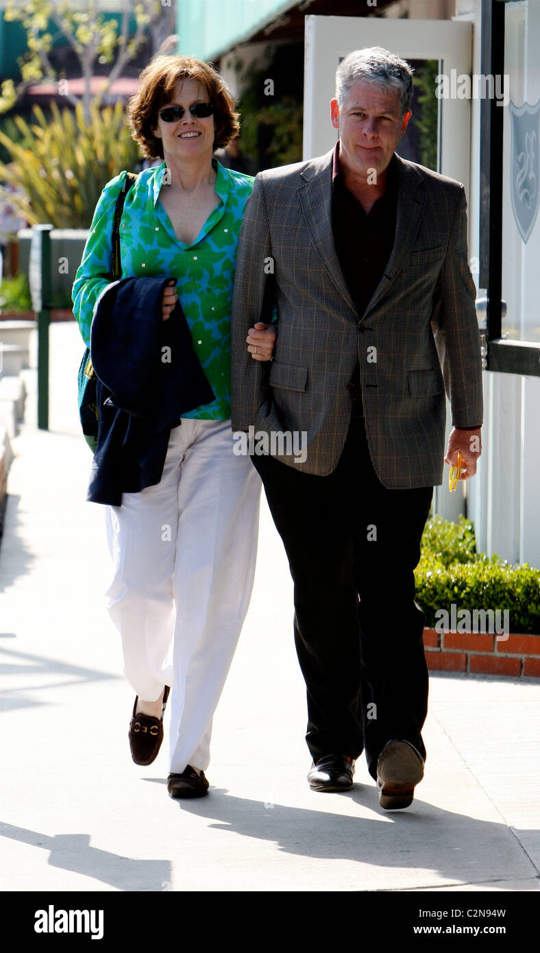 Sigourney Weaver dem Mittagessen mit ihrem Ehemann Jim Simpson in Cross Creek dann mit Bummeln durch die Geschäfte Malibu, Stockfoto