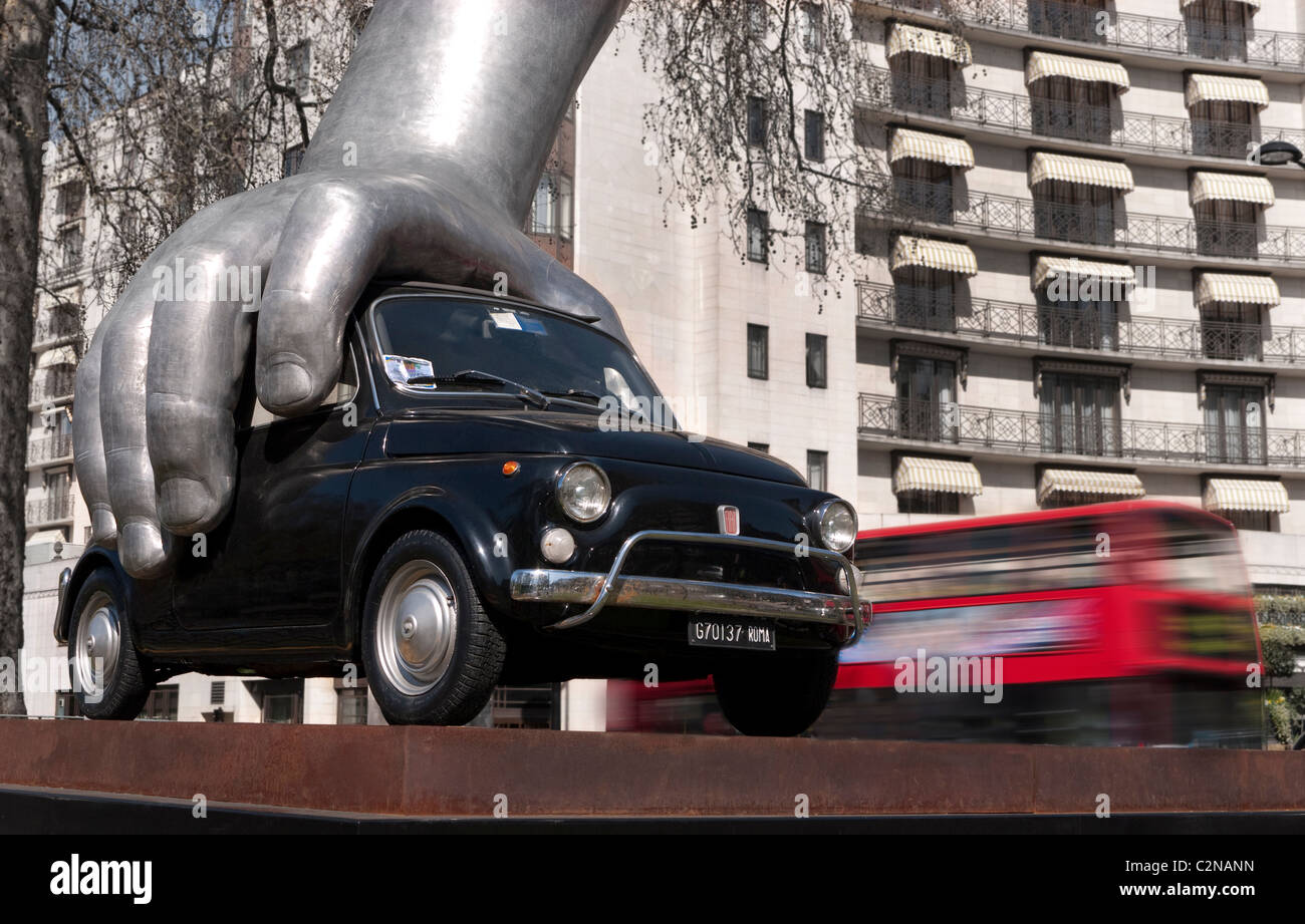 Vroom Vroom Skulptur von Lorenzo Qmmo Park Lane London UK Stockfoto