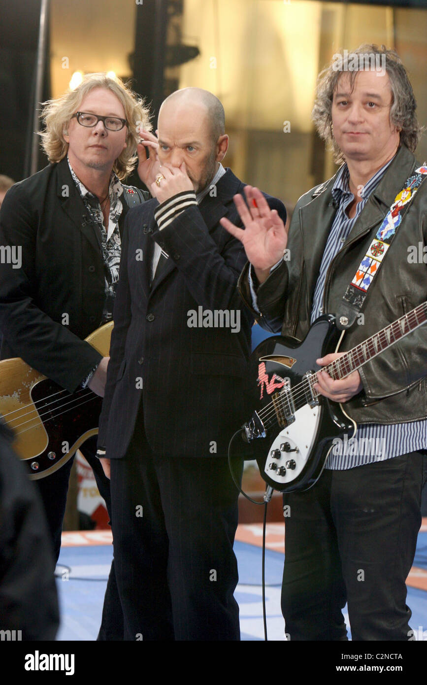 Michael Stipe, Mike Mills und Peter Buck R.E.M führt live auf NBC "The Today Show" Toyota Konzertreihe anlässlich der Stockfoto