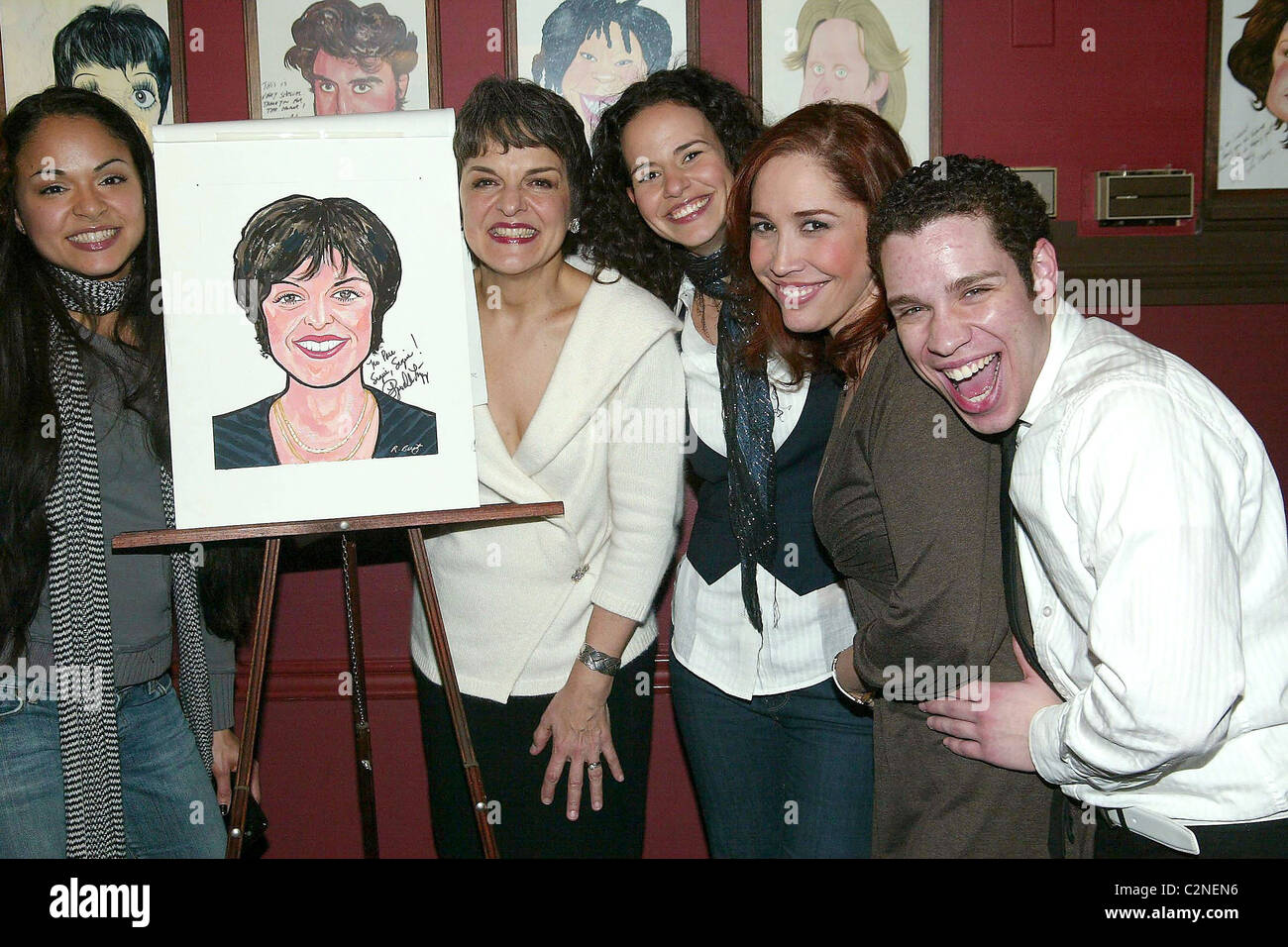 Karen Olivo & Priscilla Lopez & Mandy Gonzalez & Andrea Burns Enthüllung von Priscilla Lopez Karikatur auf Sardi in Zeiten Stockfoto