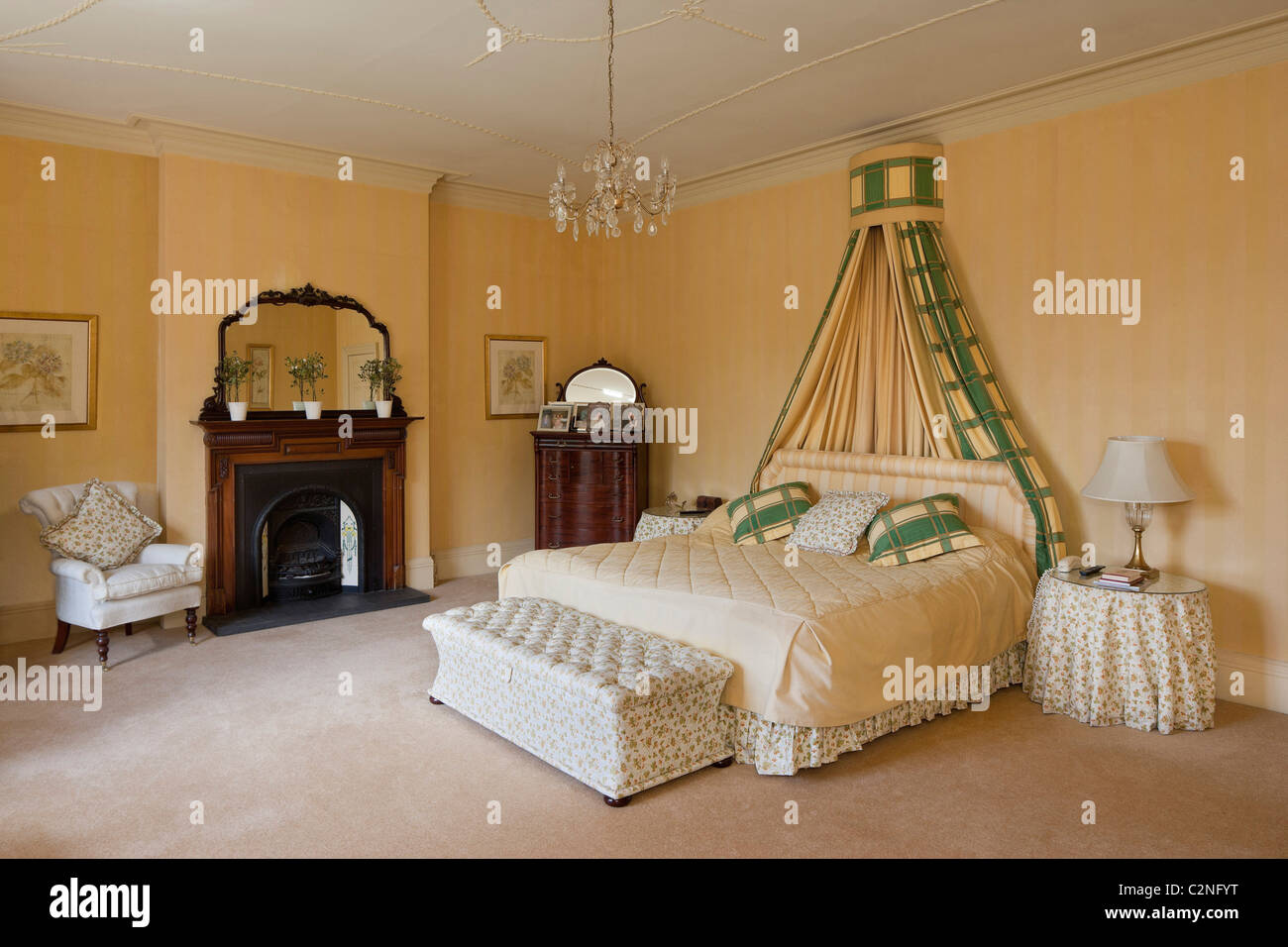 Traditionelle Volkskunst und Handarbeiten-Haus. Master-Schlafzimmer mit Krone Baldachin Vorhänge Stockfoto