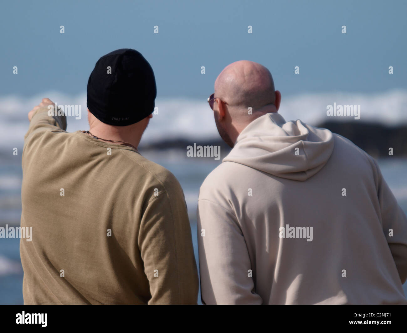 Zwei Männer, Blick auf das Meer, UK Stockfoto