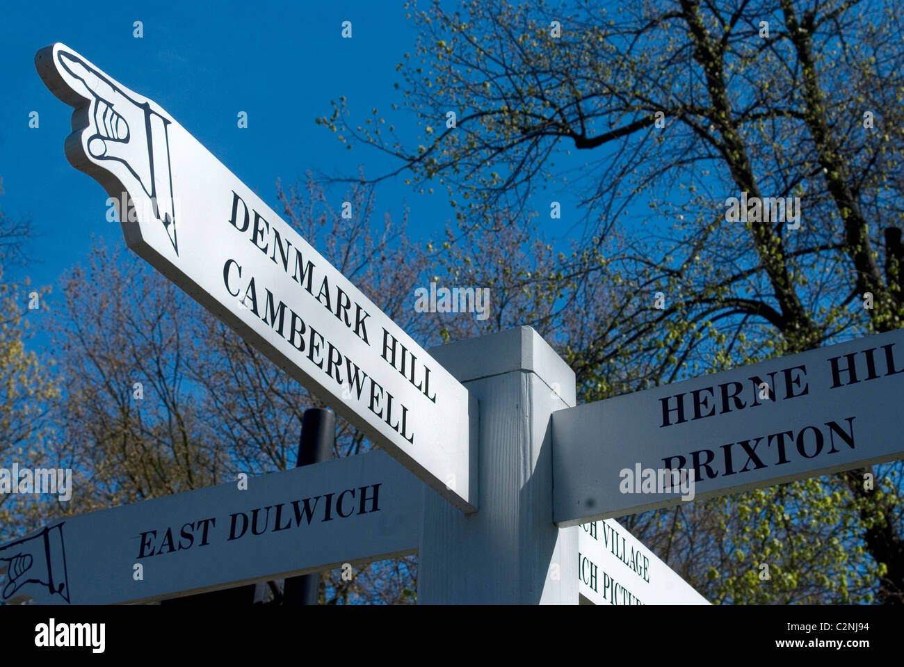 Wegweiser zeigen den Weg nach Denmark Hill, Camberwell, East Dulwich, Herne Hill und Brixton, Dulwich Dorf, London, SE21 Stockfoto