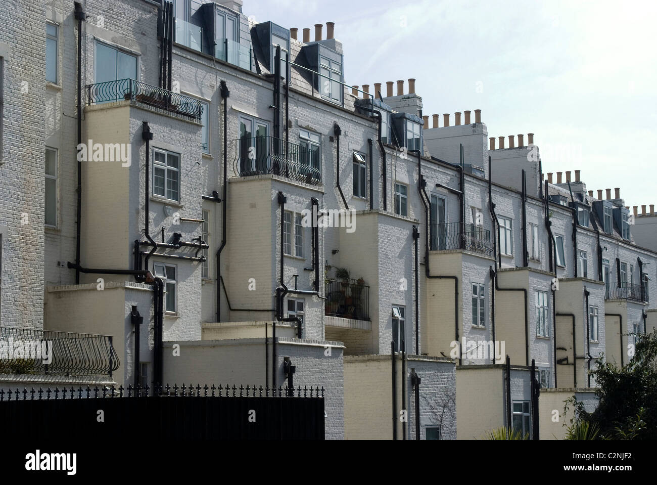 Rückseite von Reihenhäusern und Schornsteine steigen die Brunnen in der Nähe von Primrose Hill, London, NW1, England Stockfoto