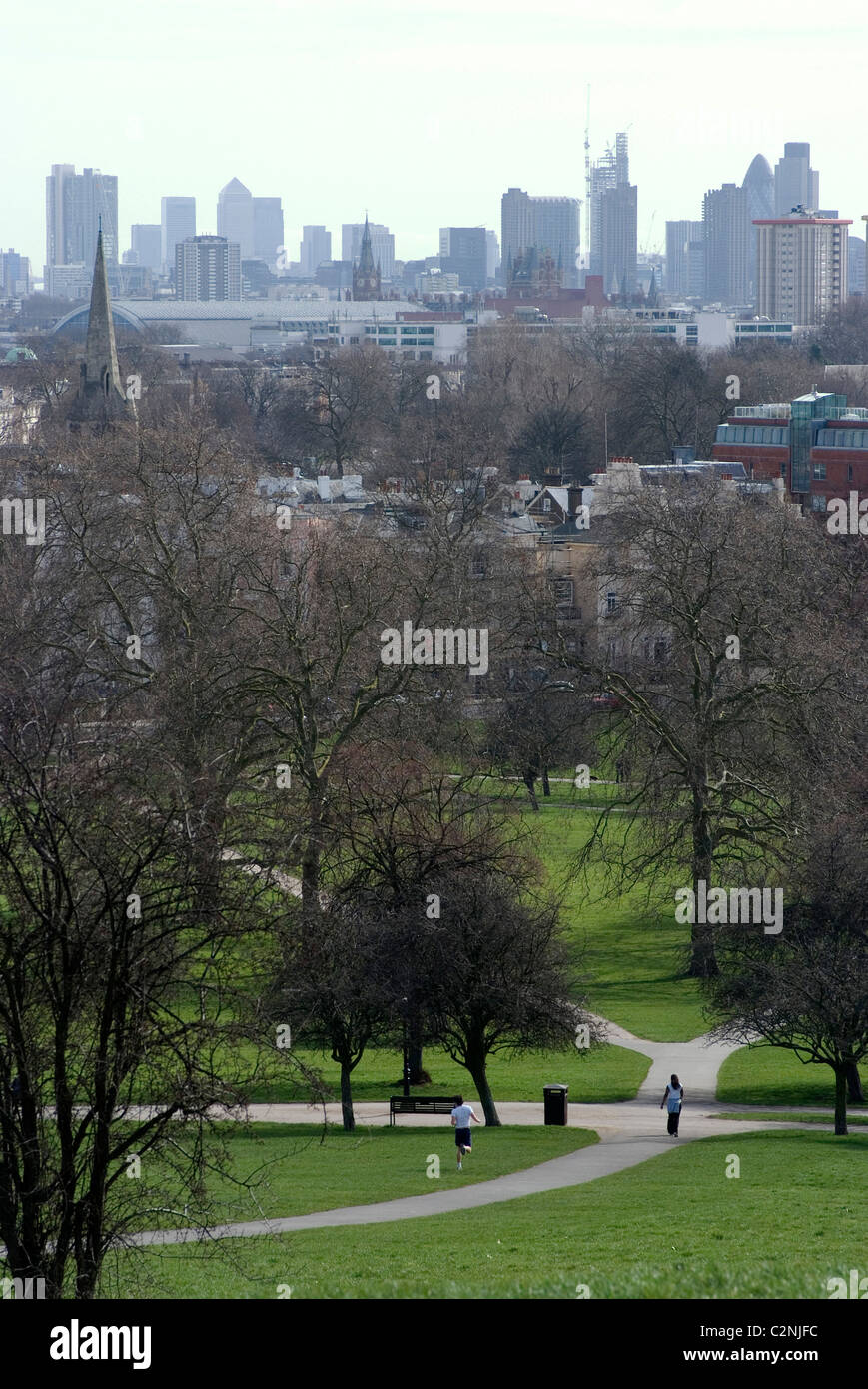 Blick auf die Stadt von Primrose Hill, mit der Stadt und Canary Wharf in der Ferne, London, NW1, England Stockfoto