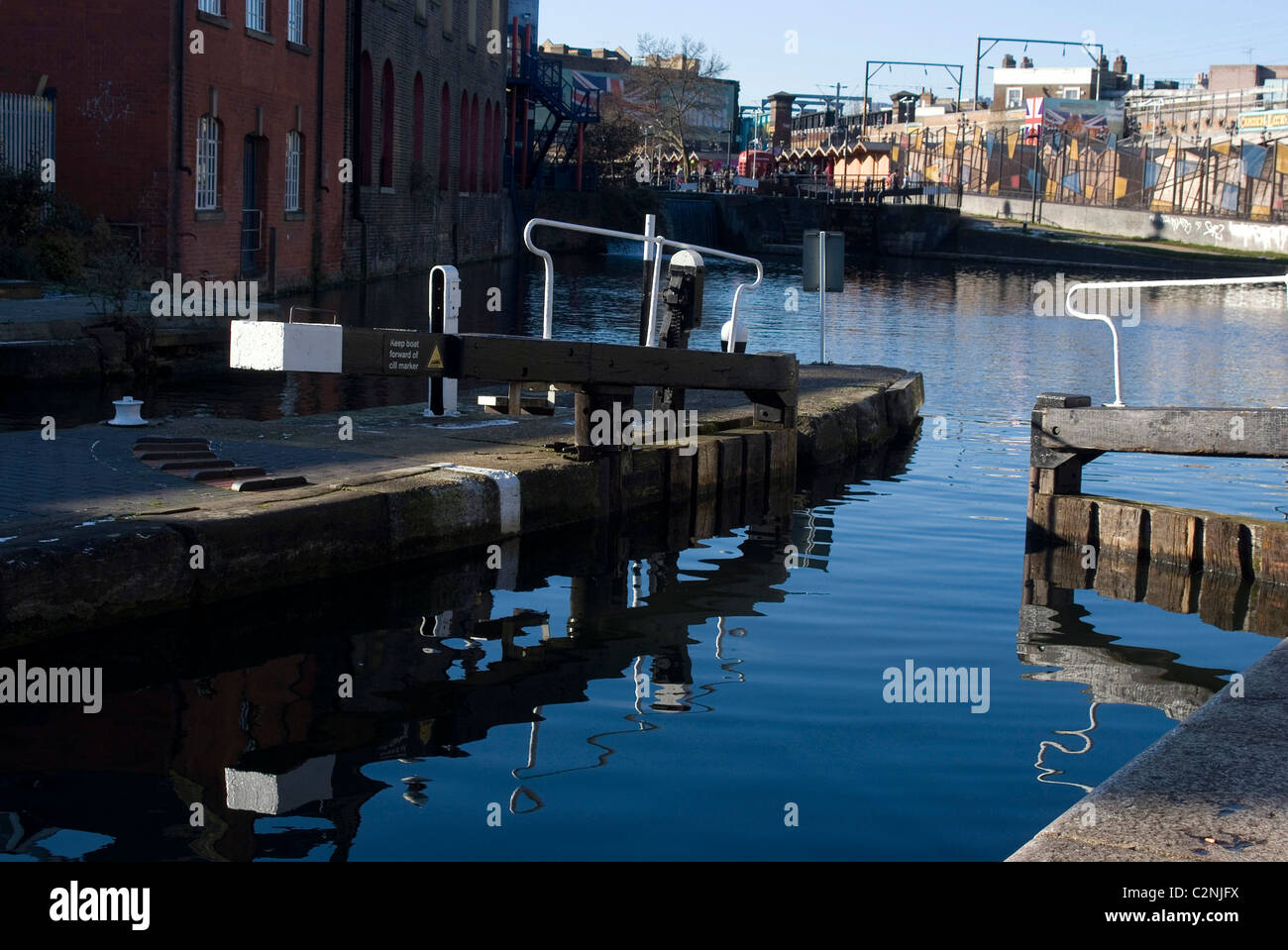 Offene Tor des Schlosses in Kentish Town in der Nähe von Camden Lock, Regent es Canal, London NW1, England Stockfoto