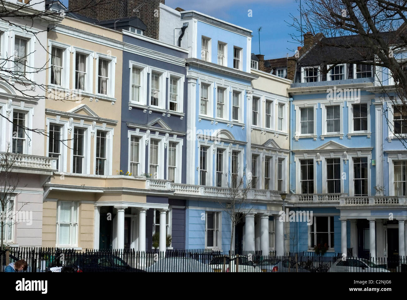 Ein Teil der farbigen Terrassenhäuser Chalcot Square, in der Nähe von Primrose Hill, London, NW1, England Stockfoto