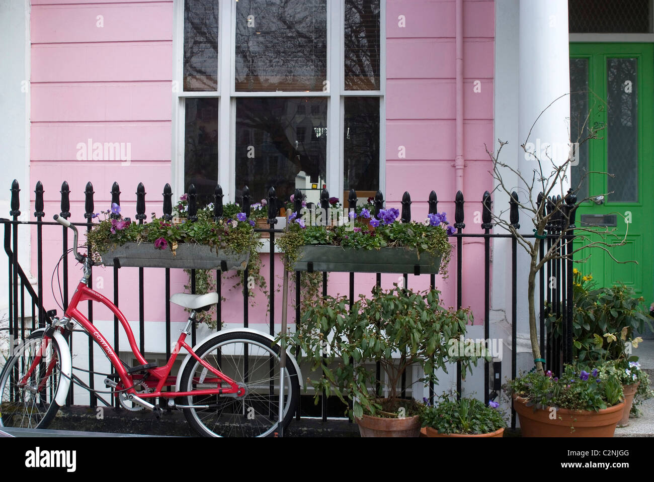 Ein Fahrrad geparkt vor einem farbigen Terrassenhäuser Chalcot Square, in der Nähe von Primrose Hill, London, NW1, England Stockfoto