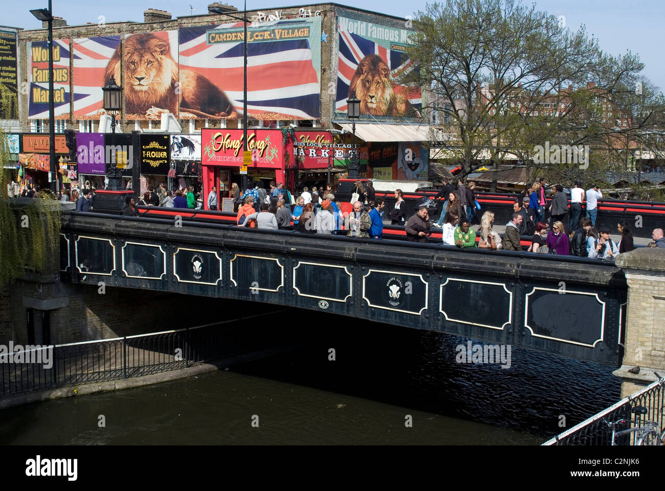 Brücke über Regent es Canal in der Nähe von Camden Dorf, Camden Lock, Camden High Street, London NW1, England Stockfoto