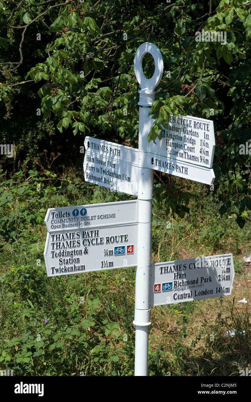 Wegweiser, die Beschreibung der Punkte auf die Thames Path und Themse-Radweg, Teddington Lock, Teddington, Surrey, England Stockfoto