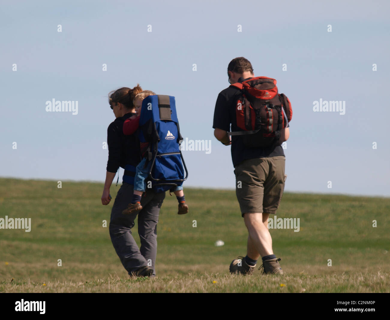 Paar Wandern mit Baby Carrier, Südwest-Küstenweg, Cornwall, UK Stockfoto