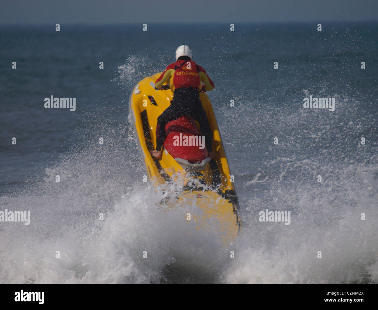 Rettungsschwimmer, aufbrechen, um Meer auf eine Rettung Jetski, Cornwall, UK Stockfoto