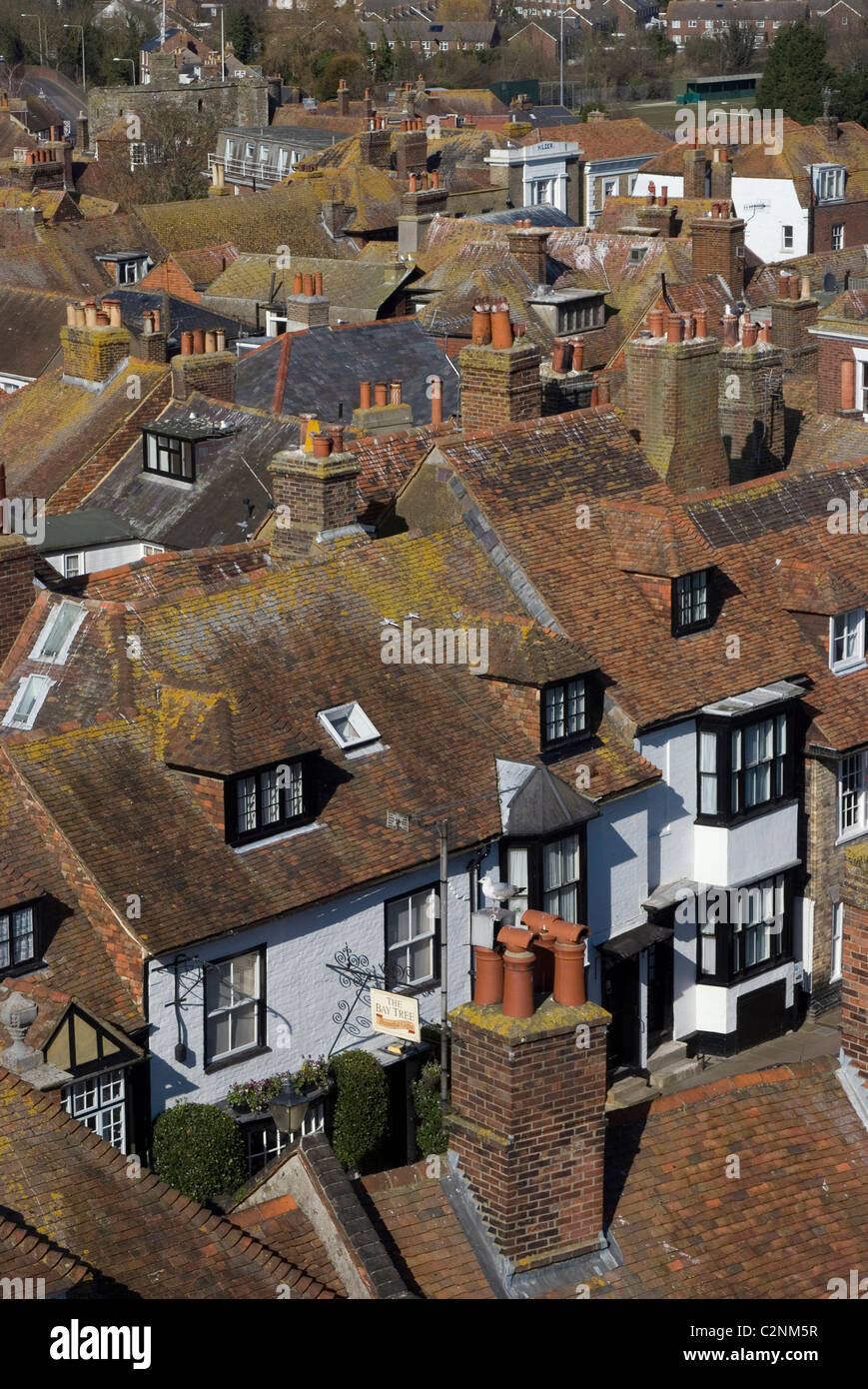 Blick über die Dächer von Roggen aus St. Mary Church Uhrturm, Sussex, England Stockfoto