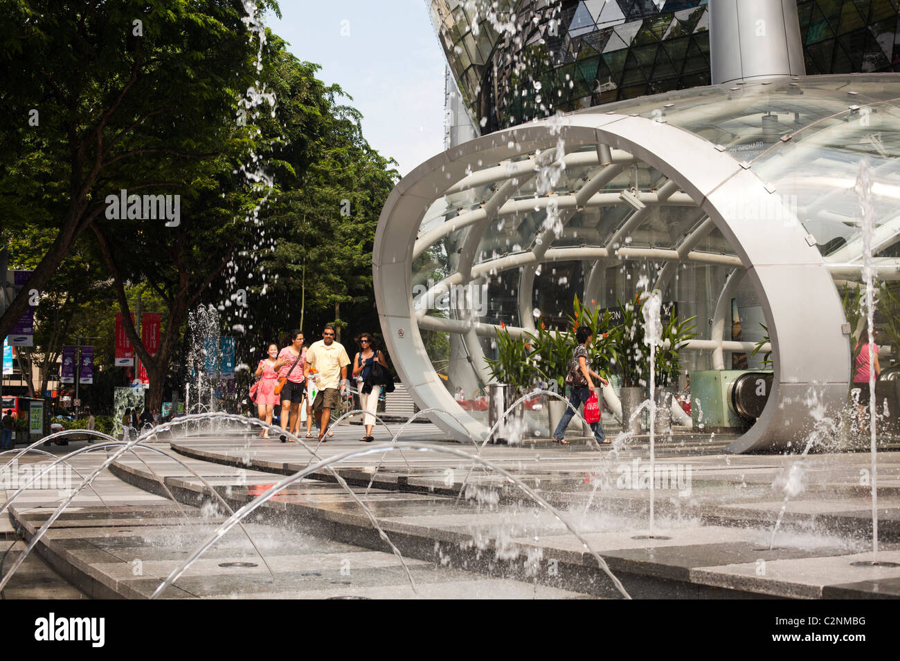 Eingang von der Strasse auf MRT und ION Orchard Shopping Mall von Benoy und RSP Architekten Planer & Ingenieuren. Befindet sich im Obstgarten Stockfoto