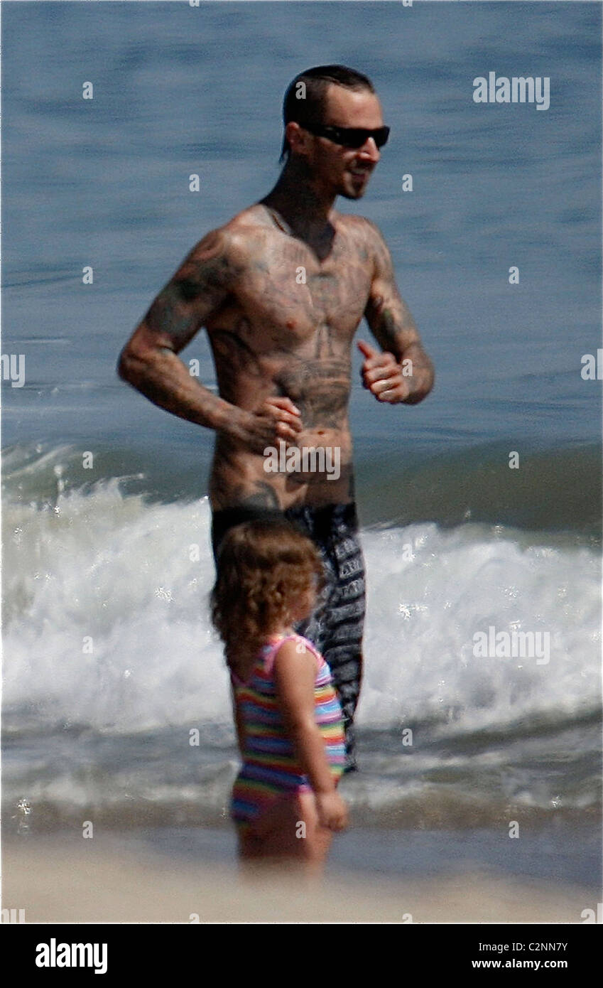 Blink 182 Drummer Travis Barker Mit Seinen Kindern Und Seiner Neuen Freundin Am Strand Eine Gute Zeit In Malibu Malibu Stockfotografie Alamy