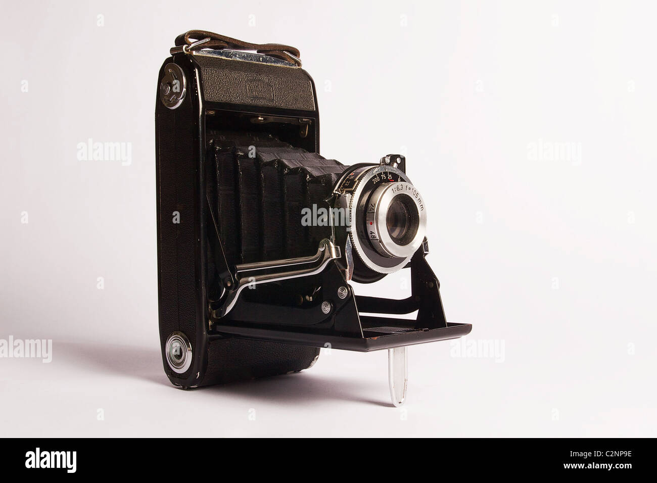 Old Style-Kamera, alte Fotografie Kamera isoliert auf weißem Hintergrund, Vintage-Kamera, alte Kamera, alte antike Kamera, Balgenkamera, Kamera Silhouette Stockfoto