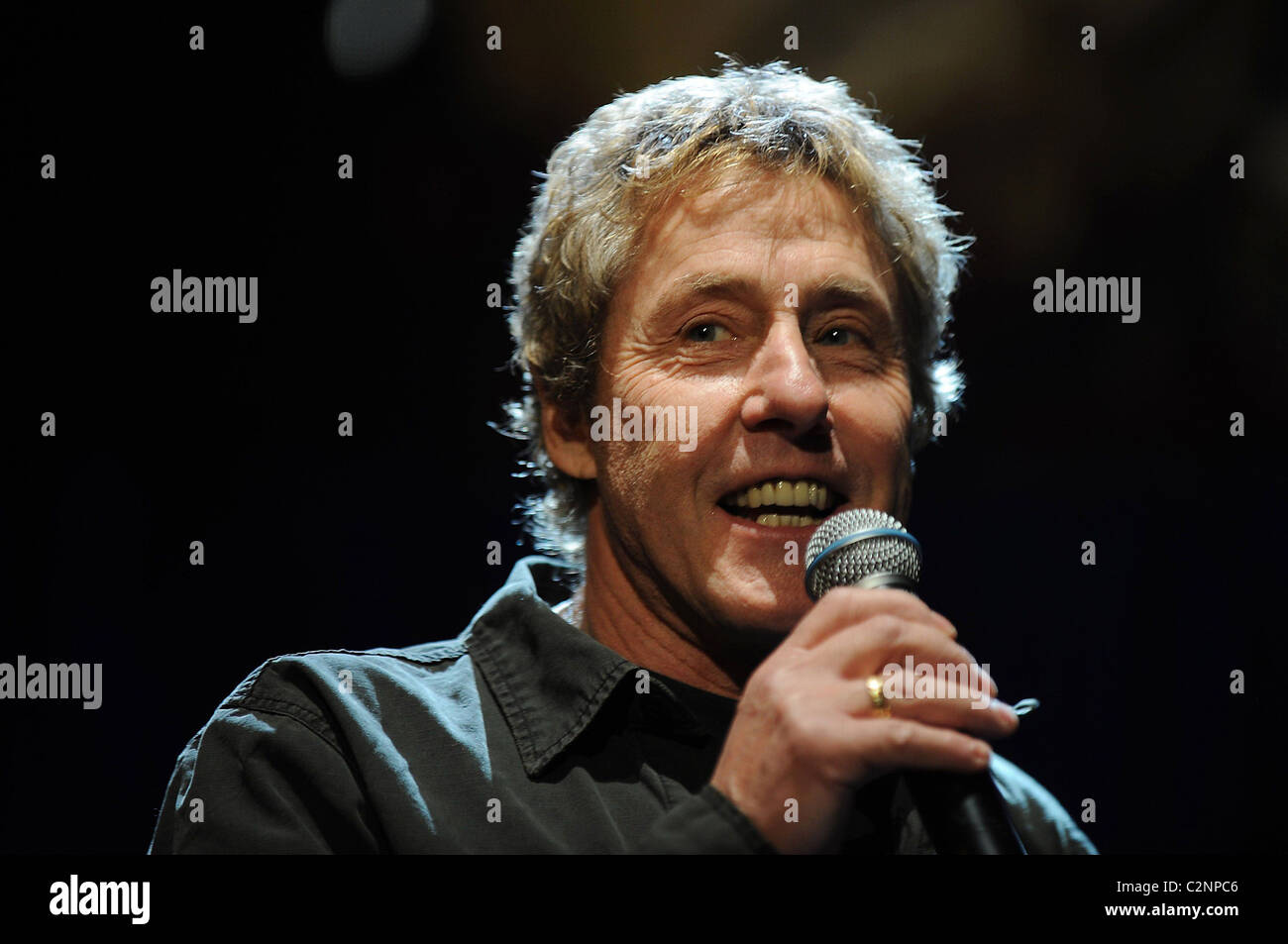 Roger Daltrey von The Who stellt Amy Duffy Amy Duffy erklingt in The Teenage Cancer Trust Konzerte in der Royal Albert Stockfoto