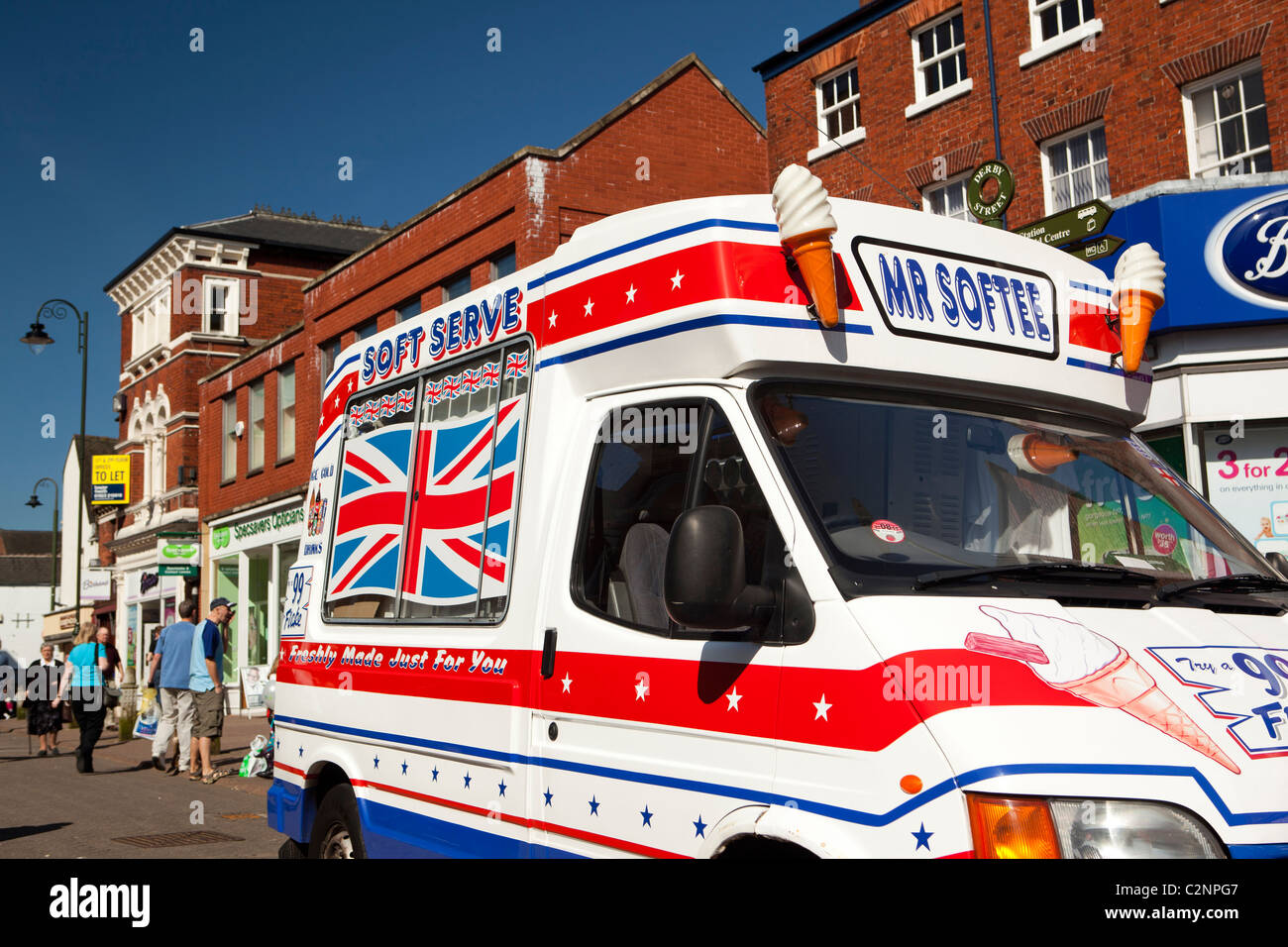 Großbritannien, England, Staffordshire, Lauch, Derby Street, Eiswagen in Stadtzentrum Fußgängerzone Straße geparkt Stockfoto