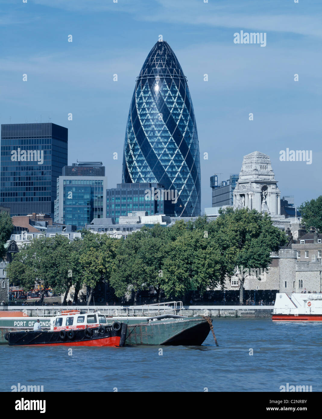 Swiss Re Hauptverwaltung, 30 St Mary Axe London. Blick über den Fluss Themse. Stockfoto