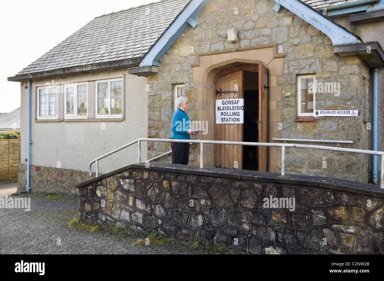 Ältere Frau Wähler betreten das Wahllokal in der walisischen Wahl abstimmen. Wales, UK, Großbritannien. Stockfoto