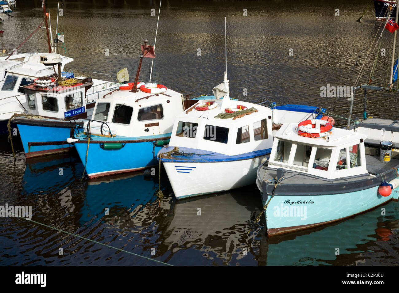 Angelboote/Fischerboote im Hafen von Polperro festgemacht. Cornwall. VEREINIGTES KÖNIGREICH. Stockfoto