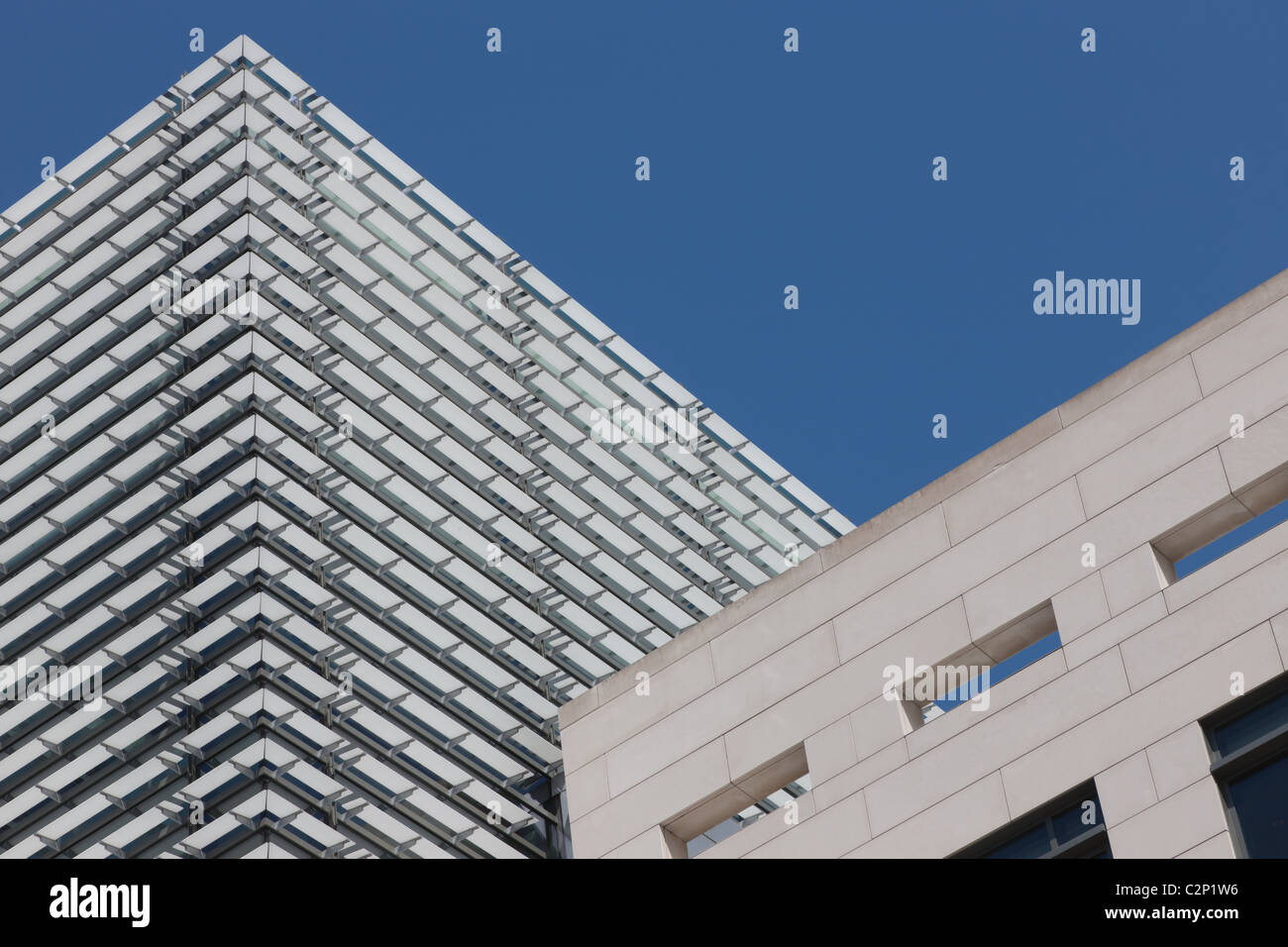 Kontrastierende Fassaden das Newseum und einem angrenzenden Gebäude in Washington, DC. Stockfoto