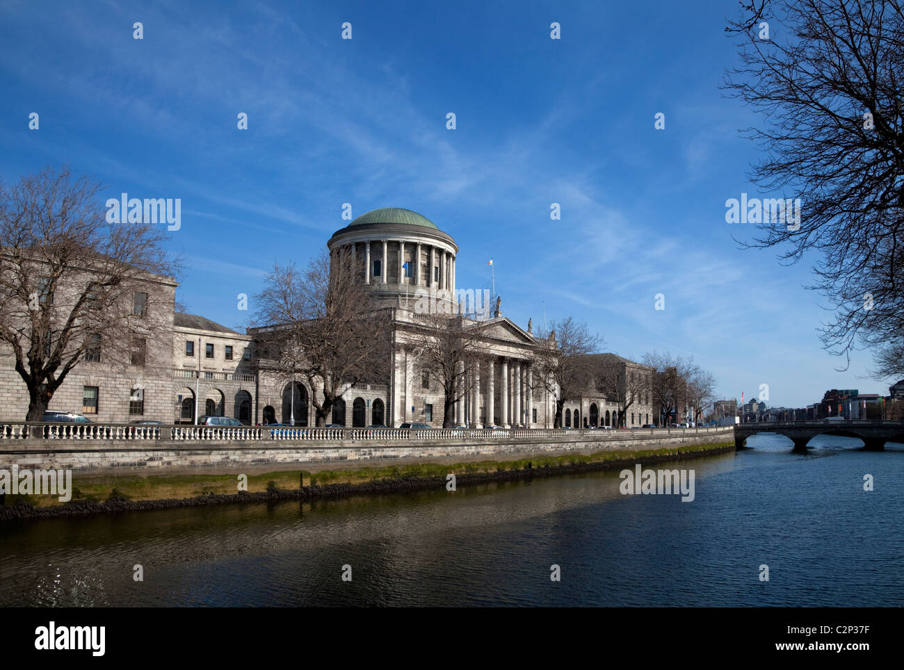 Das Four Courts auf der Seite des Flusses Liffey, Stadt Dublin, Irland Stockfoto