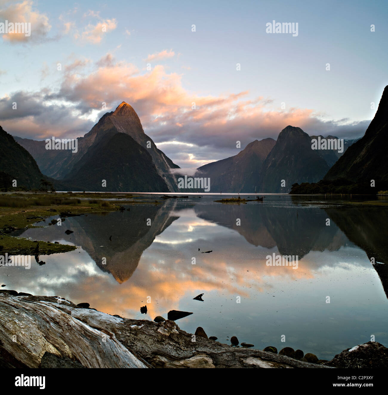 Mitre Peak, Milford Sound, Neuseeland im Morgengrauen Stockfoto